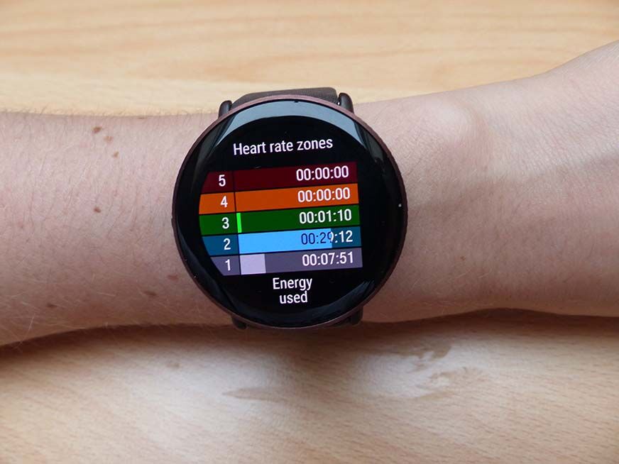 Man sieht die Herzfrequenzzonen auf der Polar Ignite 3.